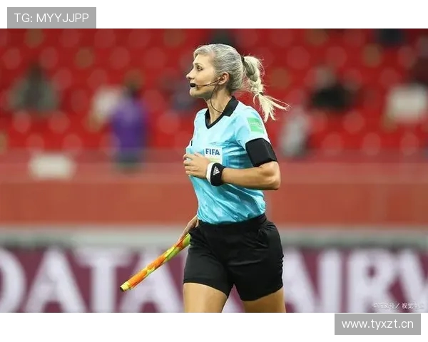 世界杯历史上首个女性裁判组执法的纪念谈